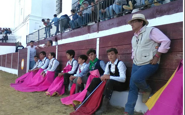 Los alumnos de la escuela junto a su maestro Luis Reina en Puebla de Sancho Pérez (FOTO: Diputación de Badajoz)