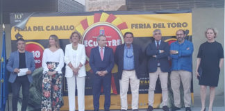 La plana mayor del Ayuntamiento de Badajoz junto a José Cutiño en el acto celebrado en Badajoz