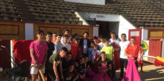 Talavante rodeado por los alumnos de la escuela taurina de Badajoz