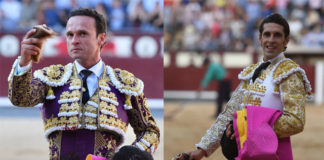Antonio Ferrera y Alejandro Talavante con sus respectivas orejas (FOTO: Javier Arroyo-Aplausos.es)
