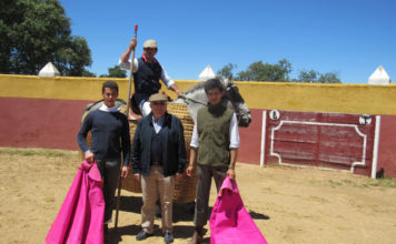 Los dos novilleros junto al ganadero y el picador Álvaro Marrón (FOTO: Cedida)