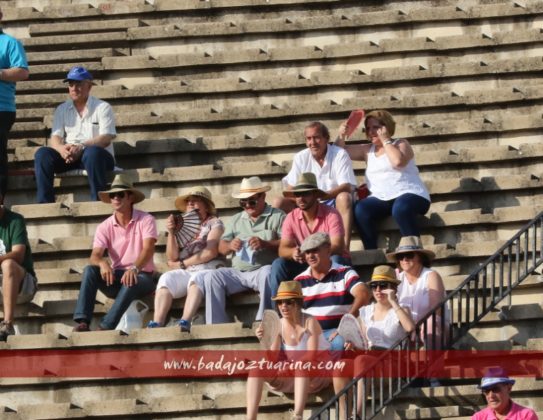 La familia Vinagre vino desde Cabeza la Vaca al sol. Eso es afición.