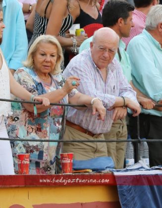 José Luis Iniesta y señora, en su sitio de costumbre