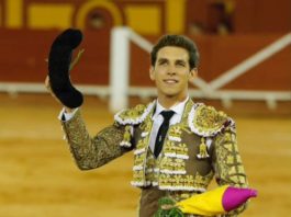 Ginés Marín con el trofeo conquistado en Algeciras (FOTOS: Arjona-aplausos)