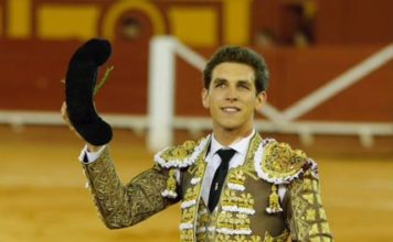 Ginés Marín con el trofeo conquistado en Algeciras (FOTOS: Arjona-aplausos)