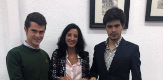 Los dos novilleros y Marisa Giles, presidenta de la plaza, posan con el cartel