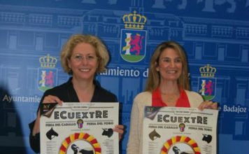 Blanca Subirán y Pepa Dueñas posan con el cartel anunciador de Ecuextre 2018