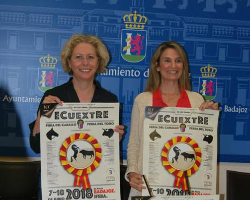 Blanca Subirán y Pepa Dueñas posan con el cartel anunciador de Ecuextre 2018