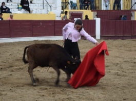 El Taller de Tauromaquia de Badajoz debuta en festejo reglado Sara Pimienta toreando al natural en Santa Eulalia