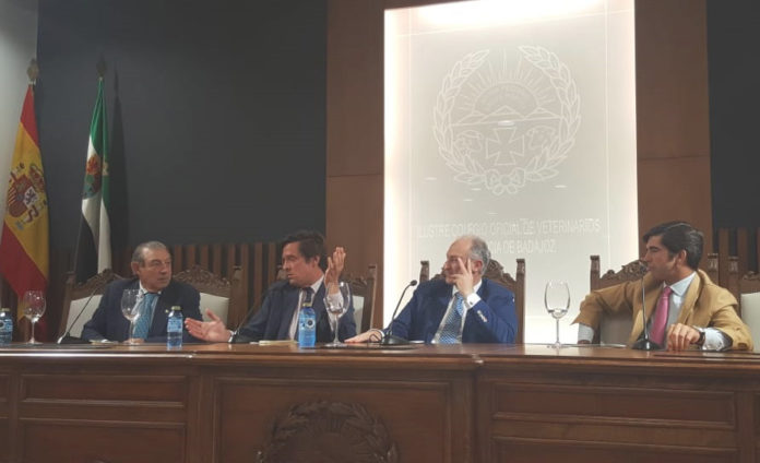 La mesa de actuantes de las XI Jornadas de Convivencia Taurina del Colegio de Abogados de Badajoz