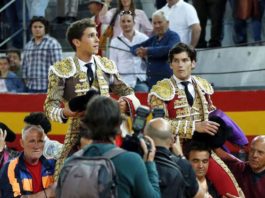 Ginés Marín y José Garrido llevados en hombros en Granada (FOTO: Arjona-Aplausos)