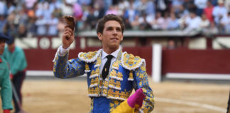 Ginés Marín con la oreja de su primero (FOTO: Javier Arroyo-Aplausos)