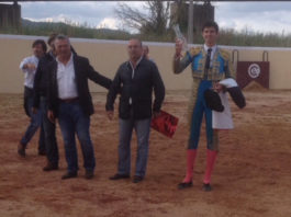 Alejandro Rivero mostrando el trofeo recibido en Villafranca de xira, la tierra del maestro Mendes