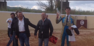 Alejandro Rivero mostrando el trofeo recibido en Villafranca de xira, la tierra del maestro Mendes