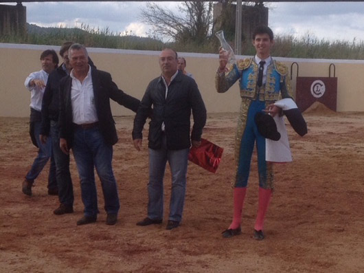 Alejandro Rivero mostrando el trofeo recibido en Villafranca de xira, la tierra del maestro Mendes