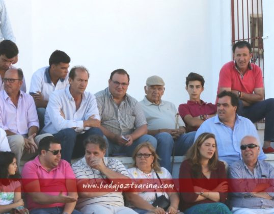 Ganaderos, novilleros y periodista unidos en el tendido