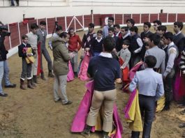 El maestro Cartujano impartiendo una clase a los alumnos de la Escuela (FOTO: Diputación de Badajoz)