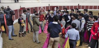 El maestro Cartujano impartiendo una clase a los alumnos de la Escuela (FOTO: Diputación de Badajoz)