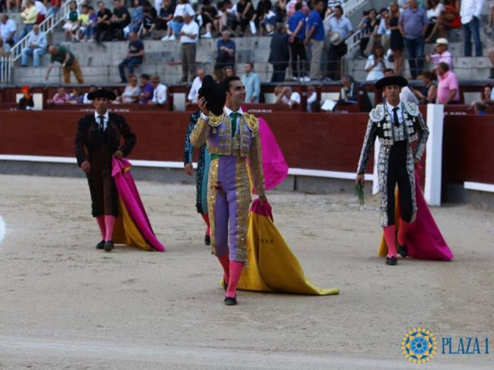 Fernando Flores dando la vuelta al ruedo en Madrid tras despachar al tercero tris (FOTO: Plaza1)