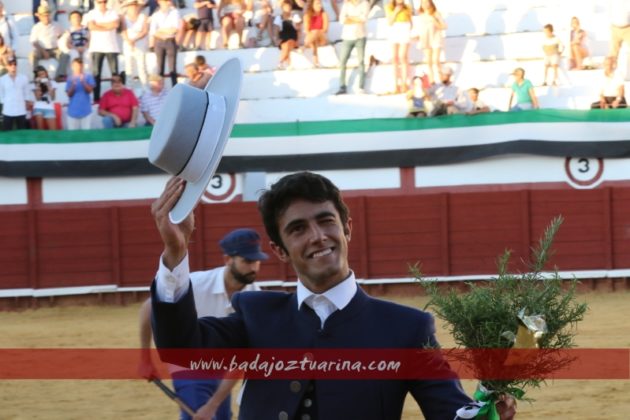 Monesterio paseando el único festejo cortado