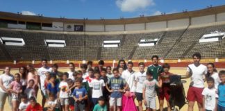 Los jóvenes junto a Fini e Izquierdo tras la exhibición de toreo