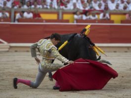 Ginés Marín sin suerte con la espada y el sorteo Bonito inicio de faena a su primero en Pamplona. (FOTO: Javier Arroyo)