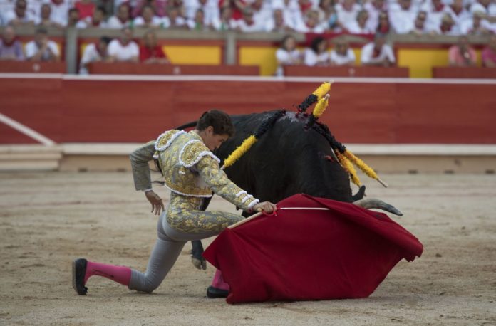 Bonito inicio de faena a su primero en Pamplona. (FOTO: Javier Arroyo)