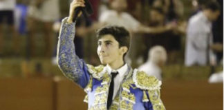 El alumno de la escuela taurina de Badajoz con la oreja cortada (FOTO: Toromedia)