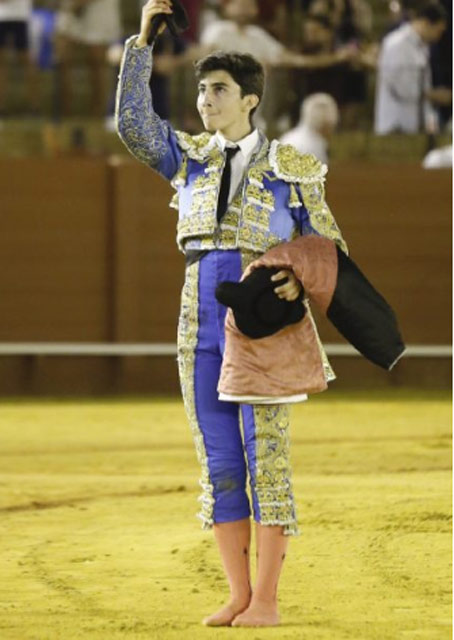 El alumno de la escuela taurina de Badajoz con la oreja cortada (FOTO: Toromedia)