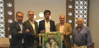 Domínguez, Alcázar, Perera, Molina e Iniesta posan con el cartel, obra de Pérez Indiano