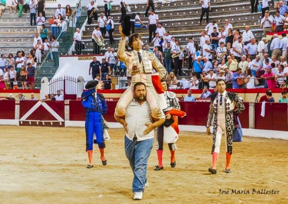 Curro Díaz a hombros