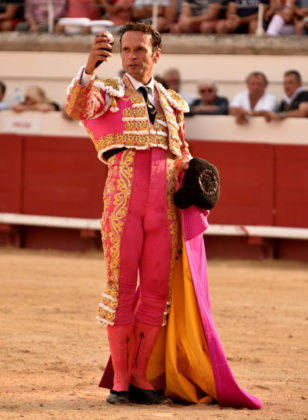 Ferrera con el trofeo cortado en Beziers (FOTO:Isabelle Dupin)