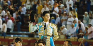 Juanito paseado a hombros en Huelva (FOTO: Arjona)