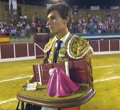 Carlos Domínguez con el trofeo que le acredita como vencedor del VI Certamen