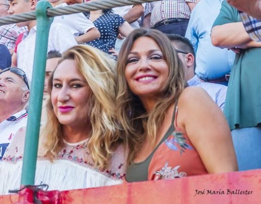 Así se viene a los toros. ¡Guapas!