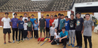 Los alumnos junto al diestro Jaime Martínez en el momento de la donación