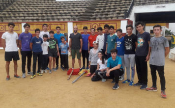 Los alumnos junto al diestro Jaime Martínez en el momento de la donación