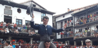 Juan Luis Moreno saliendo a hombros en La Alberca