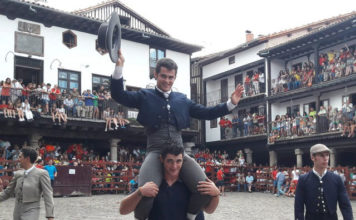 Juan Luis Moreno saliendo a hombros en La Alberca
