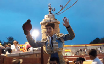 Manuel Perera saliendo a hombros del coso de Alalpardo