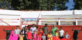 Fernando González con los jóvenes aficionados de Arauzo (Foto: Alfonso Benito)