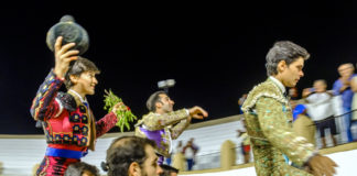 A hombros en la noche barcarroteña