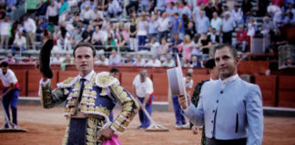 Ferrera y el mayoral de Montalvo dando la vuelta al ruedo en Salamanca tras el indulto. (FOTO: Isma Sánchez)