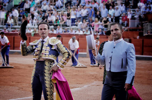 Ferrera y el mayoral de Montalvo dando la vuelta al ruedo en Salamanca tras el indulto. (FOTO: Isma Sánchez)