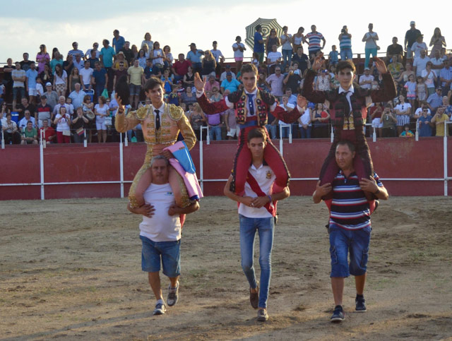 La terna de alumnos de la escuela de Badajos son sacados a hombros en Zalamea de la Serena