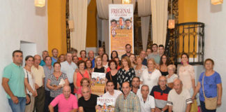 Los presentes junto al novillero García Corbacho en el acto de presentación (FOTO: F. Campos)