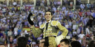 Talavante paseado a hombros en Albacete (FOTO: Arjona-aplausos.es)