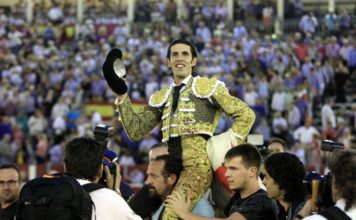 Talavante paseado a hombros en Albacete (FOTO: Arjona-aplausos.es)