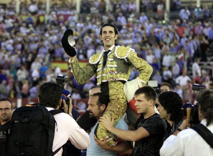 Talavante paseado a hombros en Albacete (FOTO: Arjona-aplausos.es)