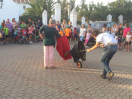 Bienvenida iniciando faena en la plaza de España de su localidad